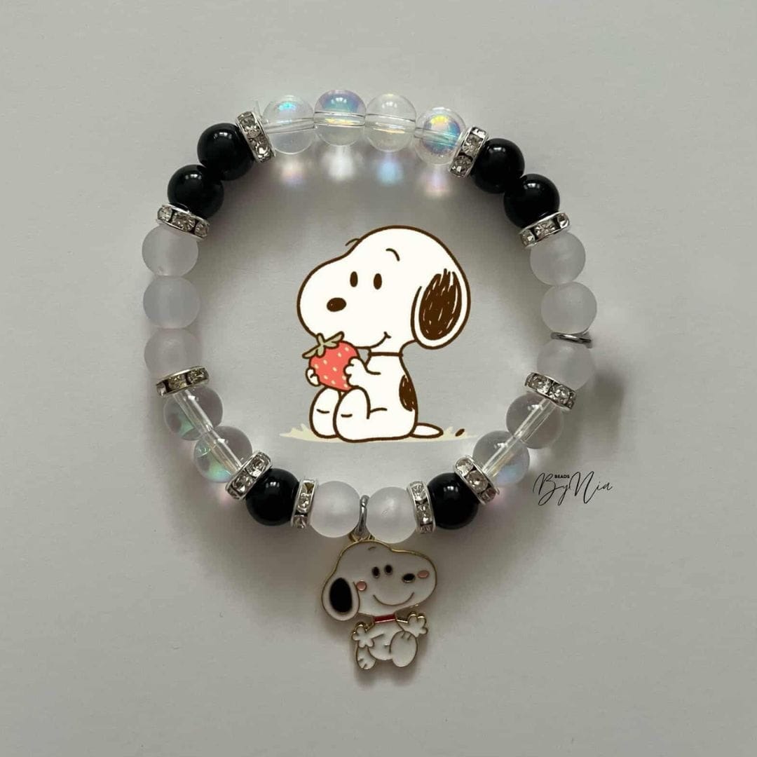 Snoopy bracelet in black and clear beads with character art and Snoopy charm - Beads by Nia