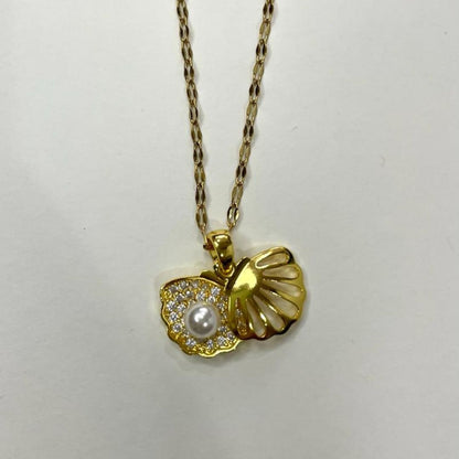 Exquisite Oyster Pearl Necklace in Gold: Timeless Elegance and Grace